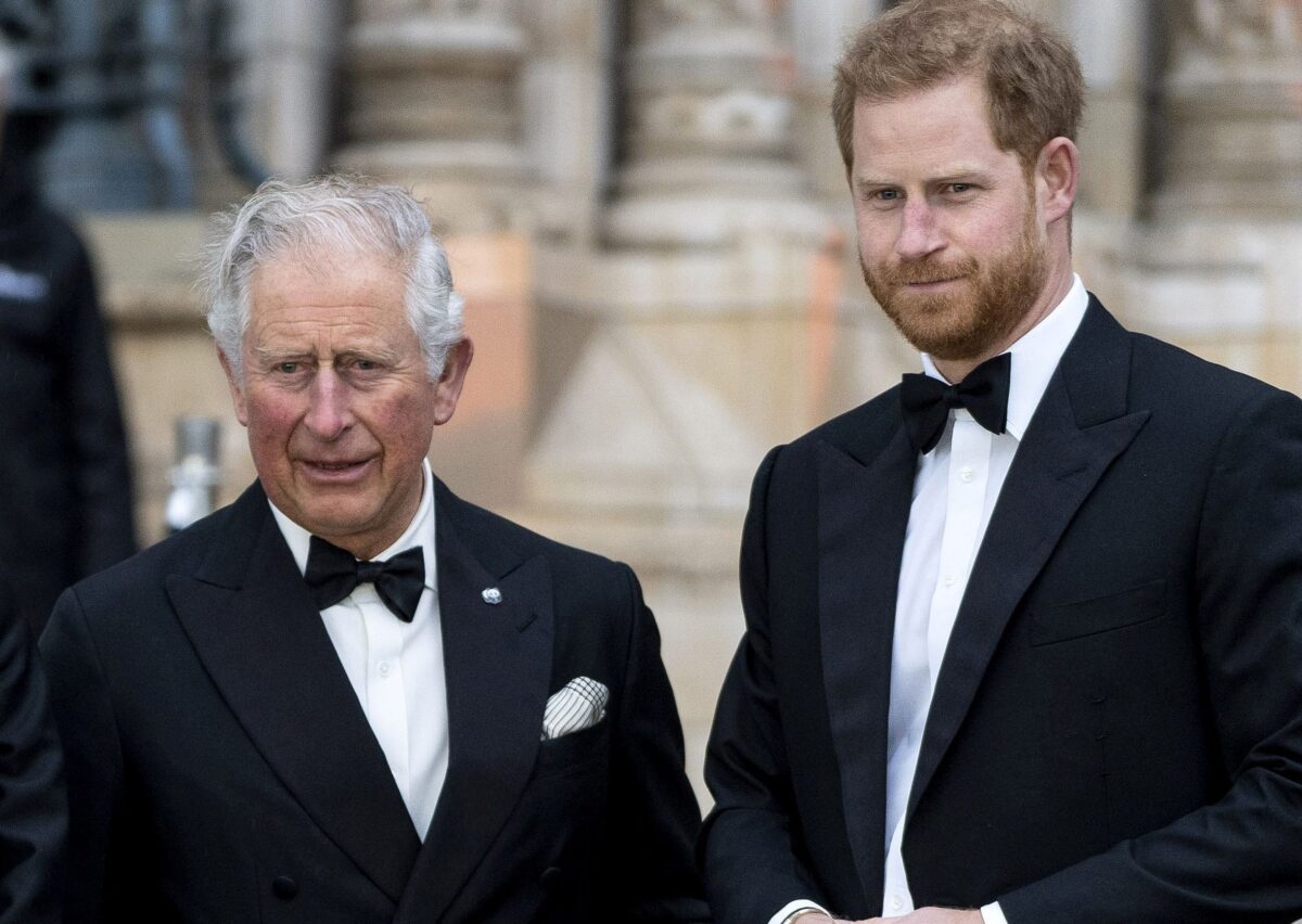 "А бабушка спокойно наблюдала": Принц Гарри рассказал о конфликте с отцом и братом

