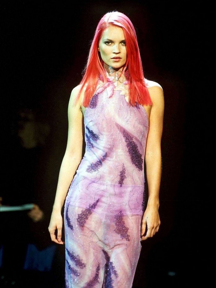 Яркие волосы и ходули: Кейт Мосс кардинально сменила образ, вспомнив лихие 90-е для новой фотосессии Marc Jacobs