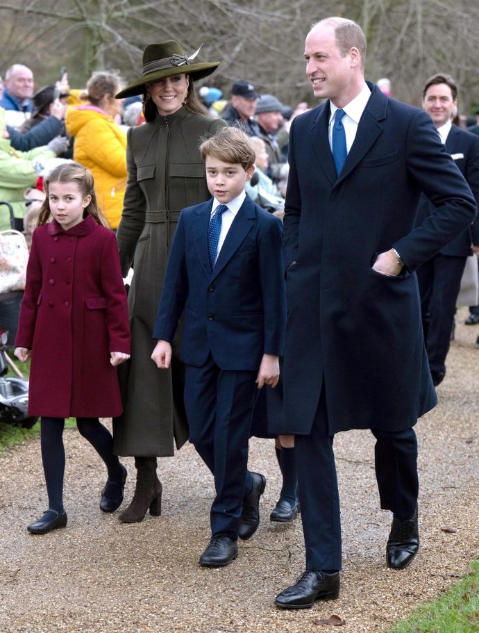 "Вся Великобритания очарована": принц и принцесса Уэльские вместе с детьми приняли участие в праздничном шествии, а  младший сын четы - Луи баловался и корчил рожицы на дебютной прогулке