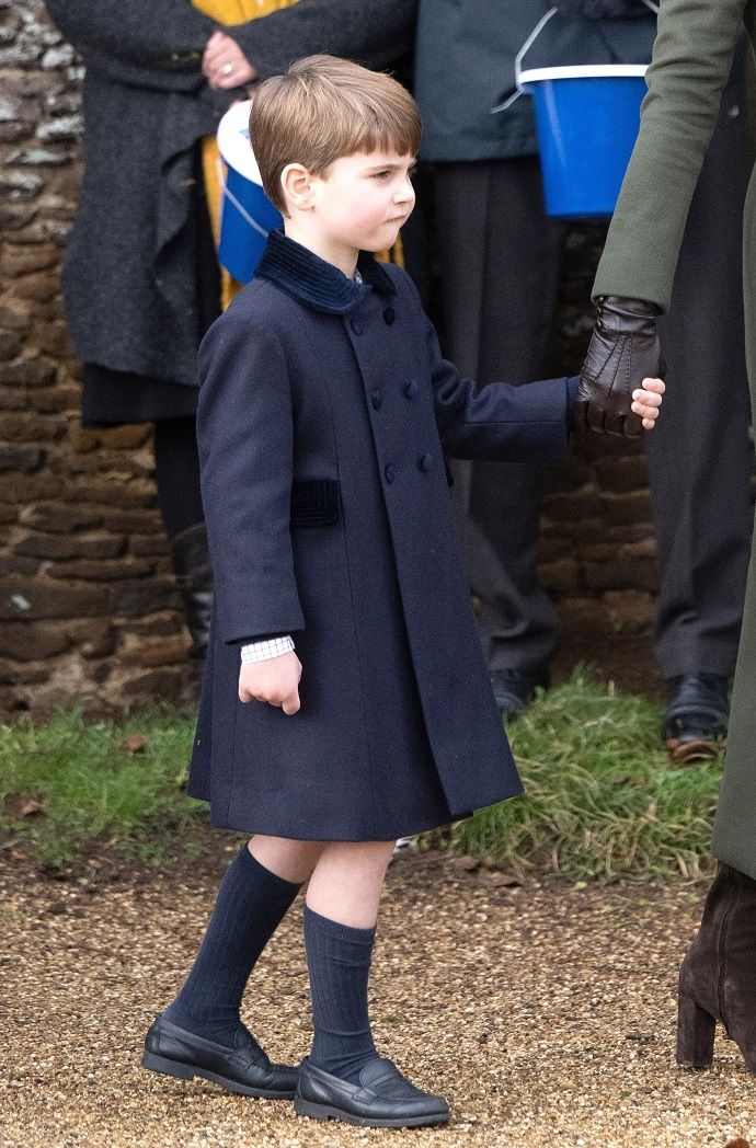 "Вся Великобритания очарована": принц и принцесса Уэльские вместе с детьми приняли участие в праздничном шествии, а  младший сын четы - Луи баловался и корчил рожицы на дебютной прогулке