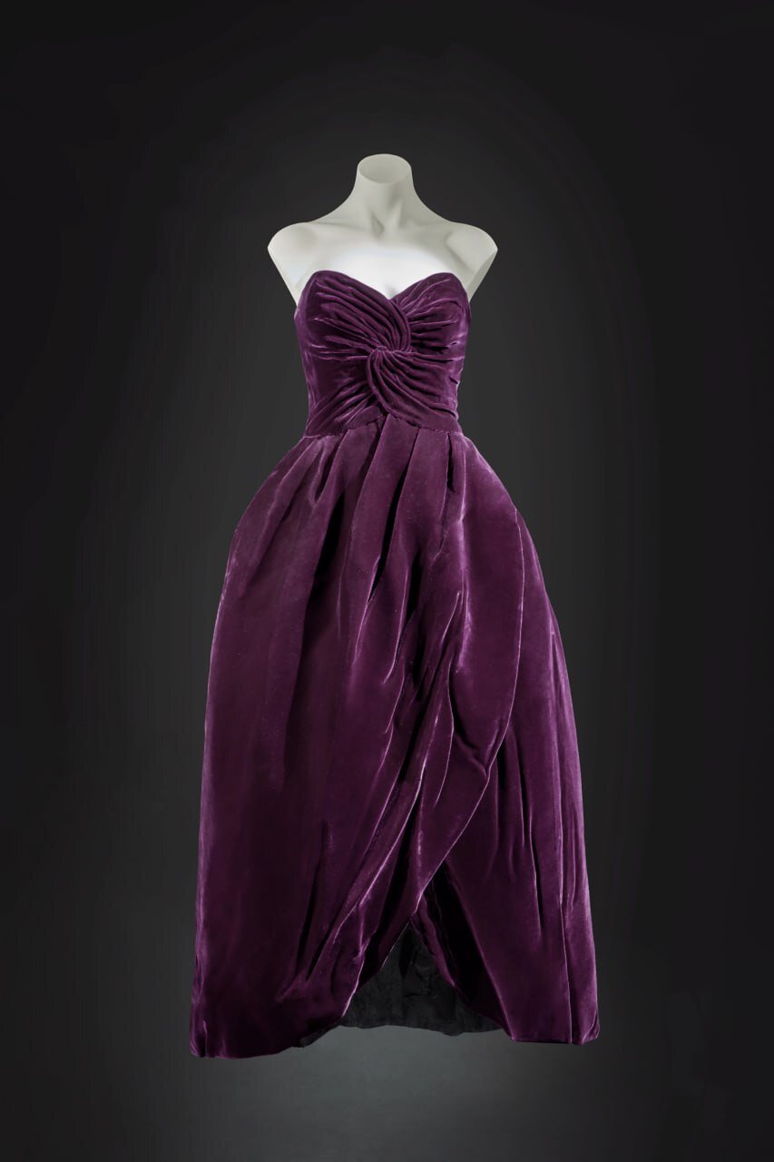 Соблазнительное вечернее платье принцессы Дианы выставлено на аукцион, раскрыв параметры фигуры своей хозяйки