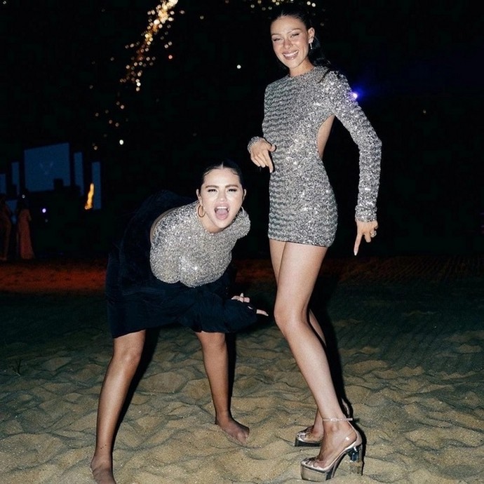 Сообразили на троих: Селена Гомес с Николой Пельтц и Бруклином Бекхэмом устроили на Новый год пляжную вечеринку