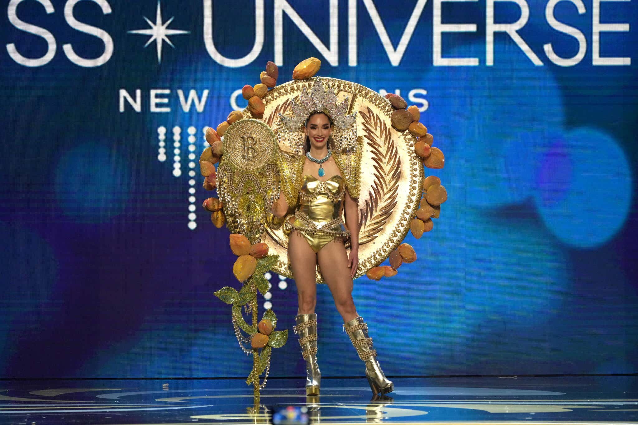 Новой «Мисс Вселенная» стала представительница США, наряд которой ошеломил членов жюри, а модель из Украины ожидаемо закатила истерику