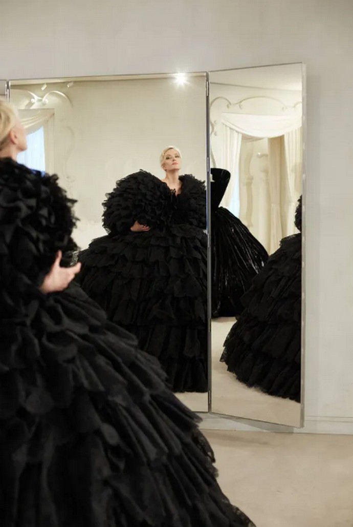 «Чёрная курица» или «торт»? Фанаты высмеяли новое платье Ренаты Литвиновой