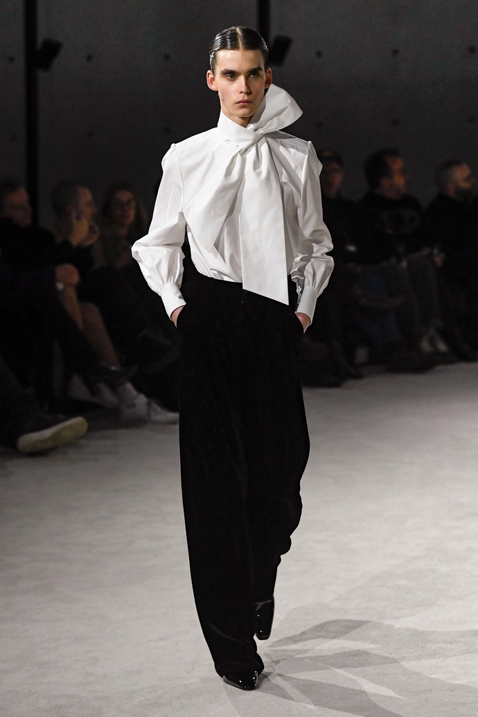 Дженна Ортега сексуально оголила спину на мужском показе мод Yves Saint Laurent в Париже