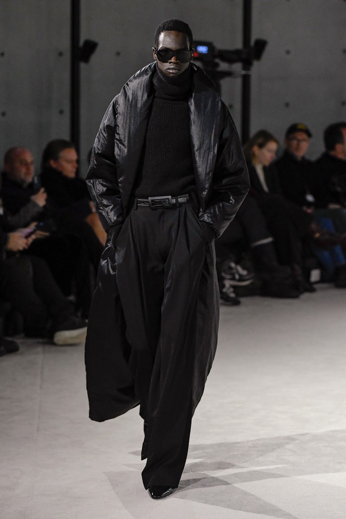 Дженна Ортега сексуально оголила спину на мужском показе мод Yves Saint Laurent в Париже