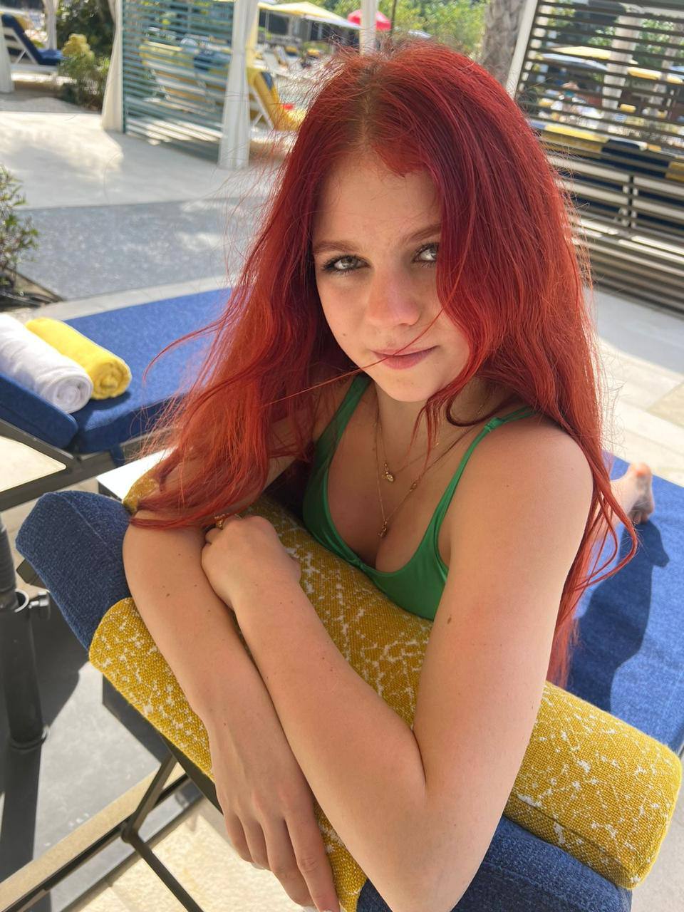 Юная чемпионка по фигурному катанию Александра Трусова побаловала поклонников фотосессией в купальнике на дубайском пляже