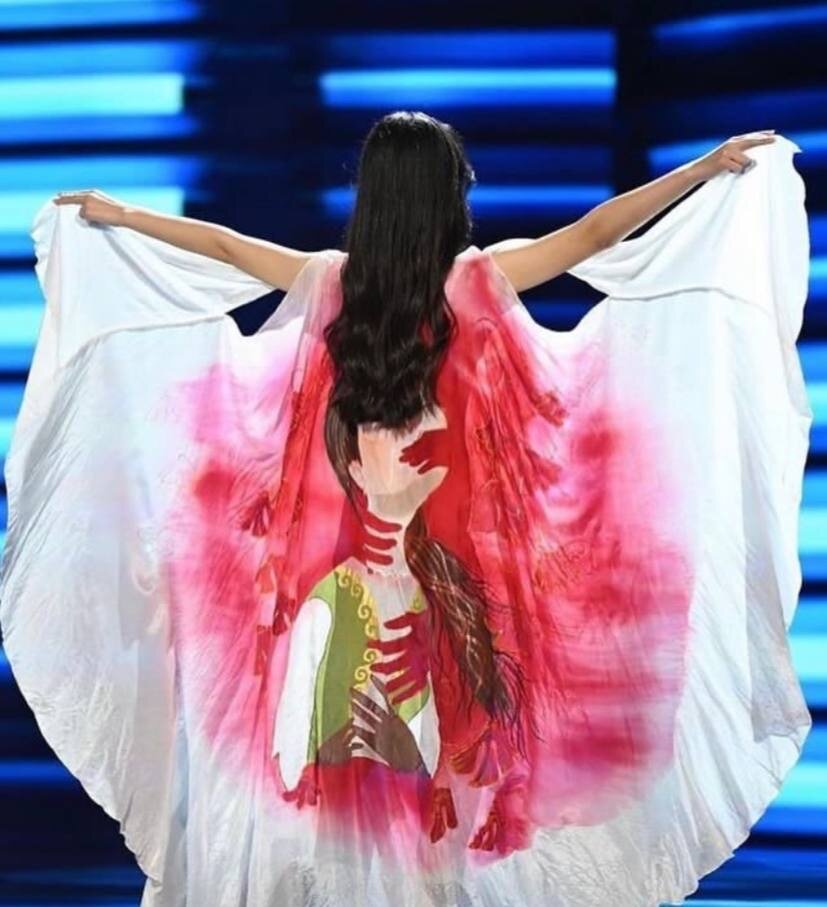 Скандалы вокруг «Мисс Вселенная» продолжаются: участнице из Киргизии пришлось просить прощения у нации за свой костюм
