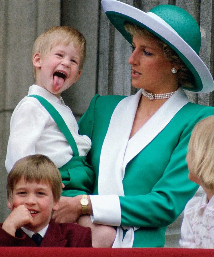 «Потерял брата на всю жизнь»: принц Уильям отреагировал на скандальные мемуары принца Гарри