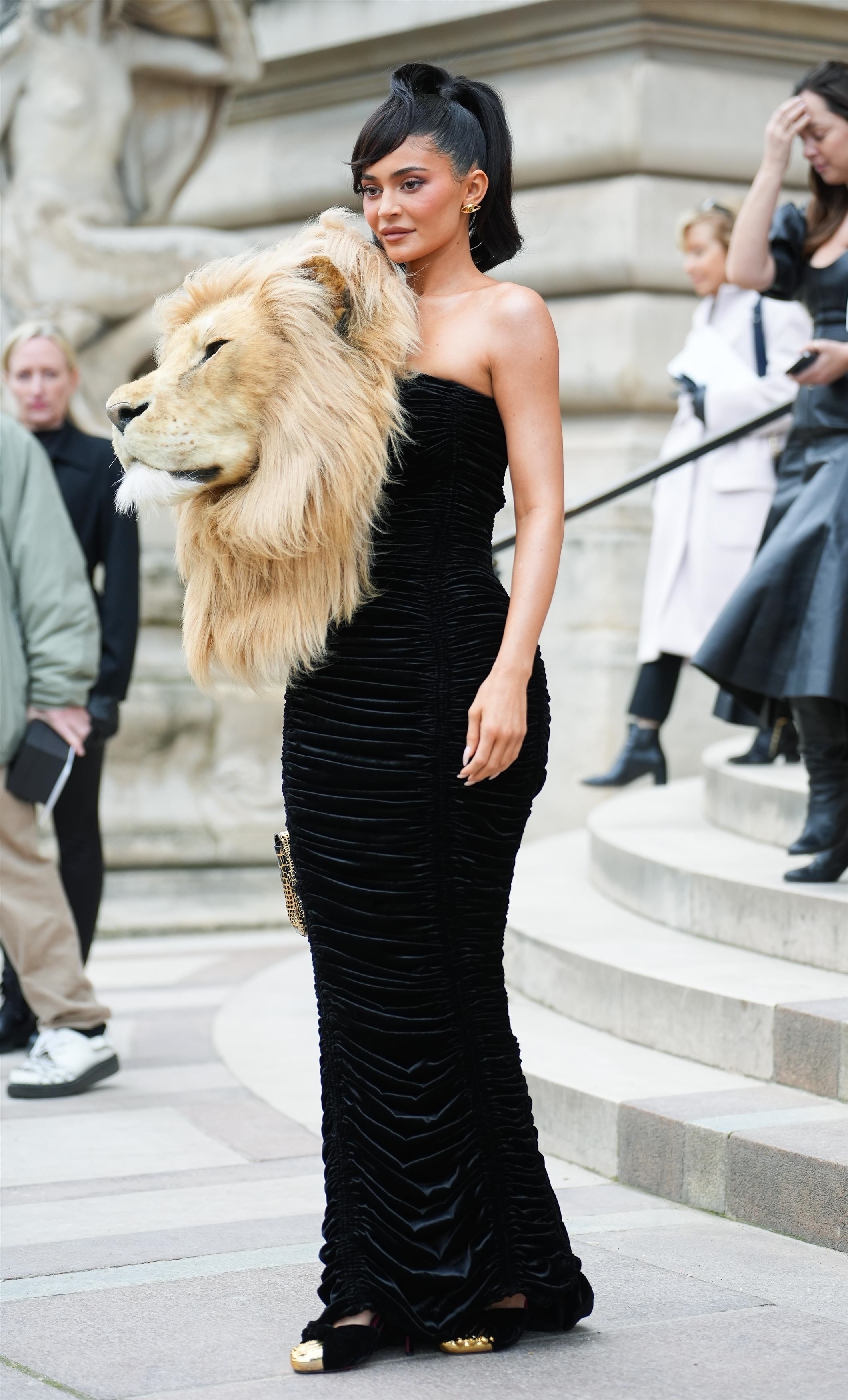 "Высочайшее искусство": Ирина Шейк и Кендалл Дженнер напялили на себя чучела львов на модном показе Schiaparelli