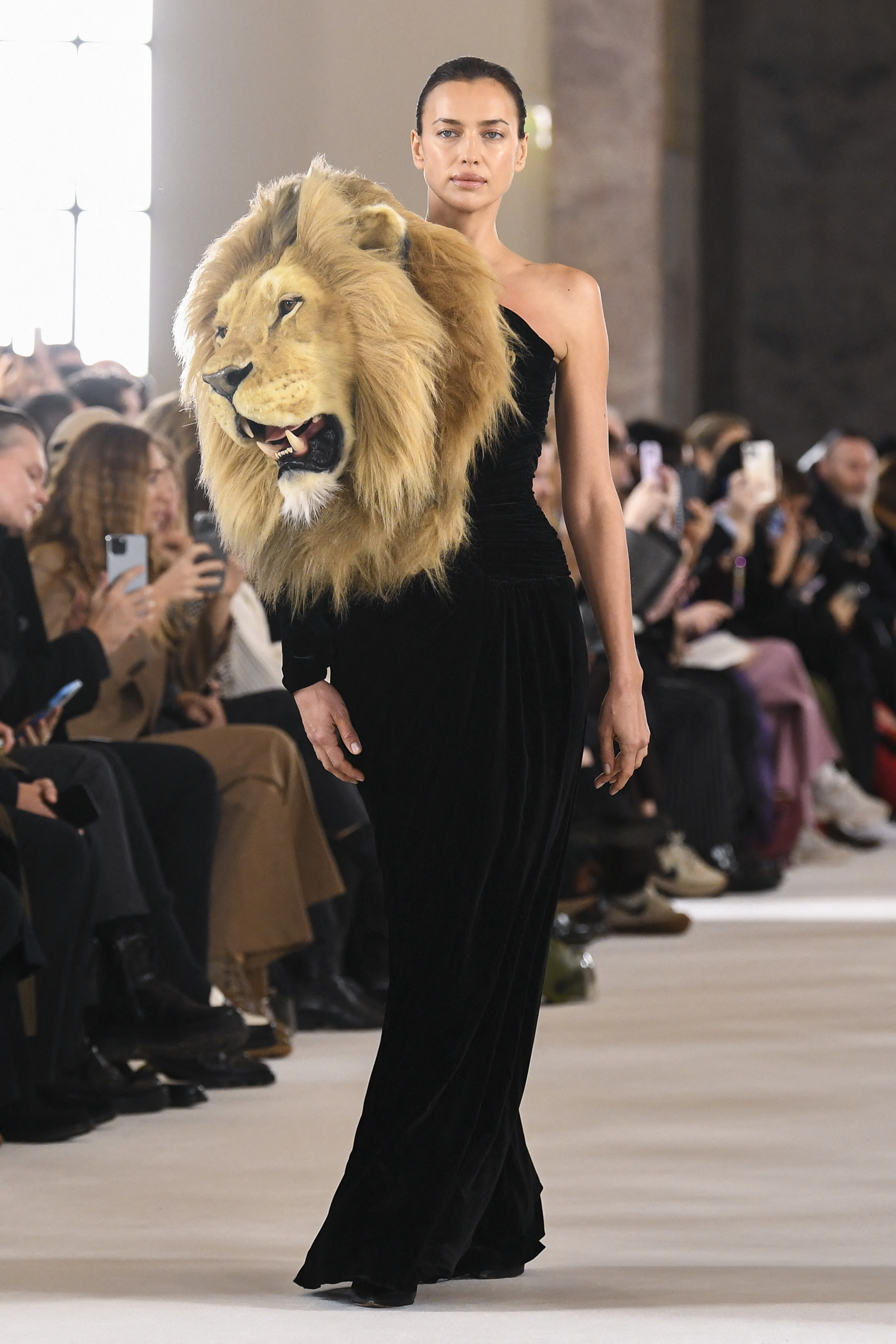 "Высочайшее искусство": Ирина Шейк и Кендалл Дженнер напялили на себя чучела львов на модном показе Schiaparelli
