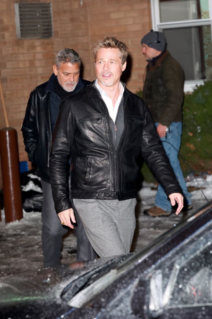 "Двойной удар красавцев": папарацци поймали помолодевшего Брэда Питта и Джорджа Клуни на съемках нового фильма