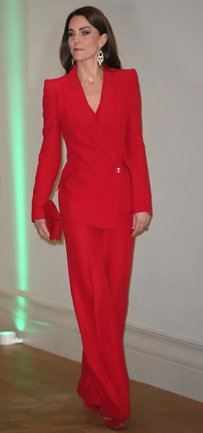
"50 оттенков красного": Кейт Миддлтон и принц Уильям восхитили поклонников своими костюмами на торжественном приеме