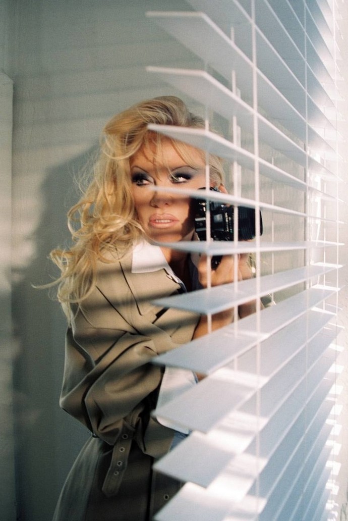 Памела Андерсон в честь выхода своего фильма сделала гламурный выход в свет и очень сексуальную фотосессию для журналов