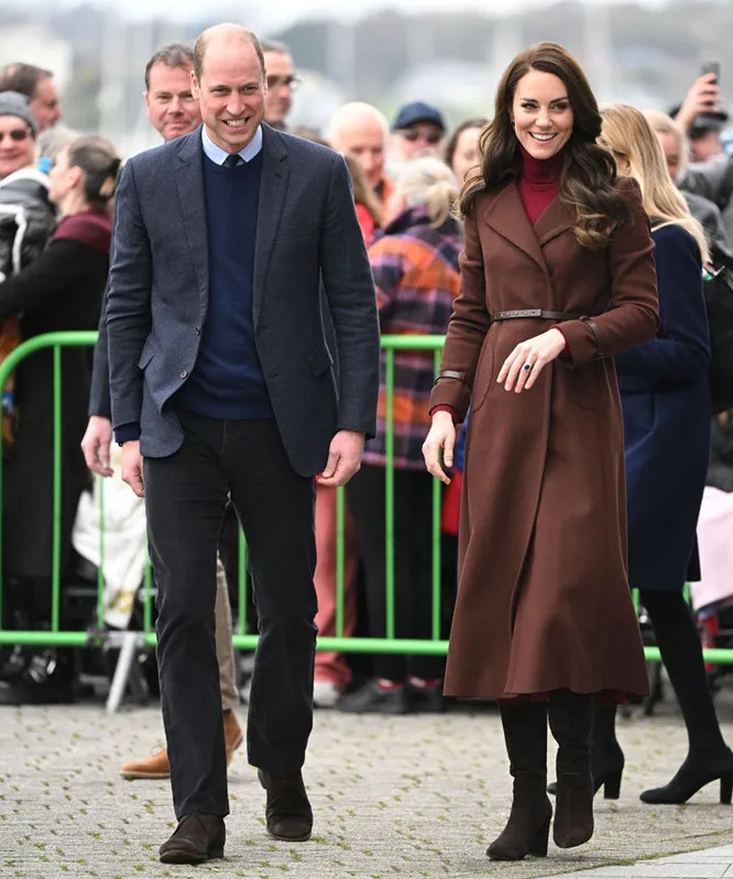 "Леди Совершенство": Кейт Миддлтон и принц Уильям в элегантных нарядах сделали первый выход в свет после принятия новых титулов