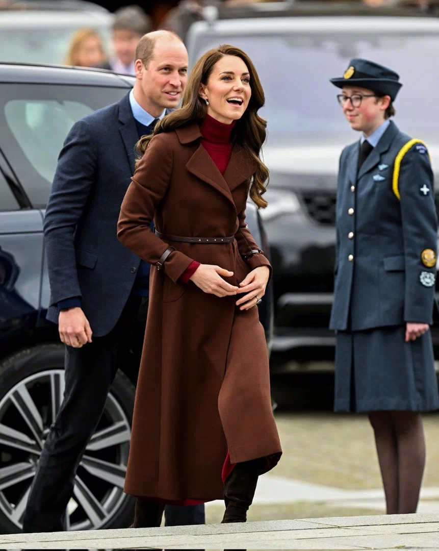 "Леди Совершенство": Кейт Миддлтон и принц Уильям в элегантных нарядах сделали первый выход в свет после принятия новых титулов