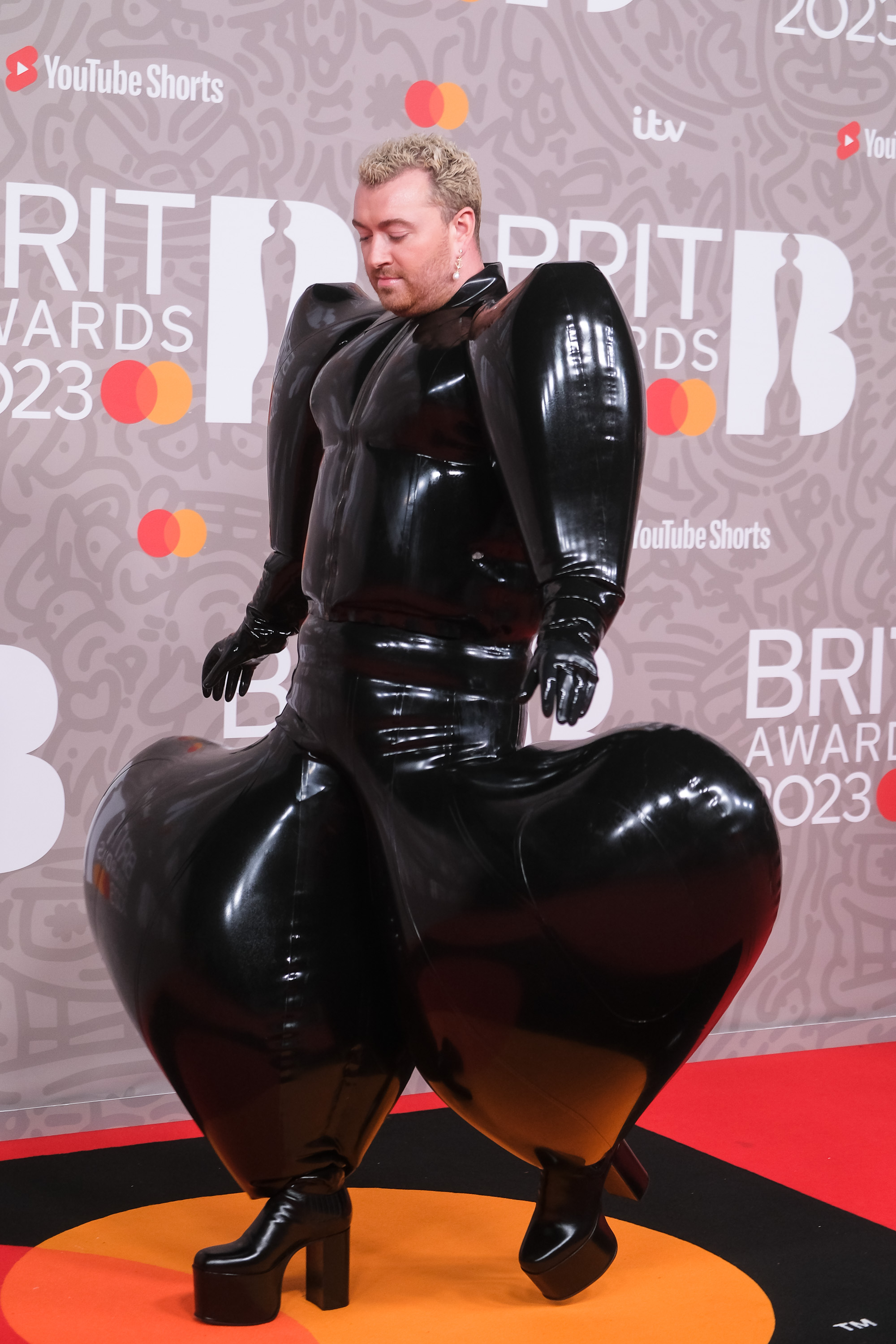 Cэм Смит в "надутом" латексном костюме, Гарри Стайлс с огромным бантом на шее и Сальма Хайек в непривычном для нее образе "рокерши" ошеломили фанатов на красной дорожке BRIT Awards