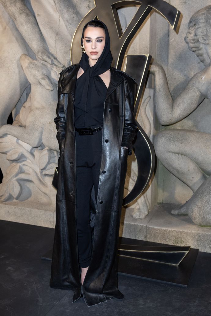 Сальма Хайек, Зоя Кравиц и Дуа Липа покорили публику образами "строгой классики" на показе Saint Laurent. ТОП самых элегантнейших силуэтов в новой коллекции французского бренда