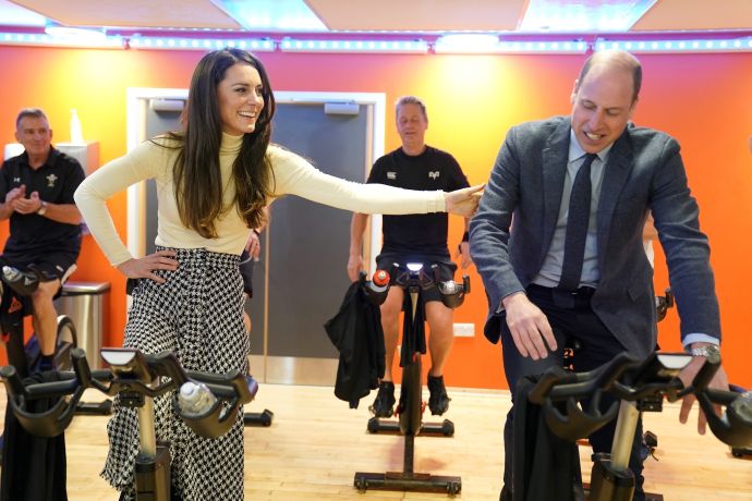"Ой, неловко получилось": Кейт Миддлтон в неудобном наряде "всухую" уделала принца Уильяма в спортивном состязании