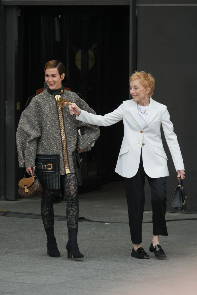 Зендея в костюме "леопарда", Софи Тернер "в нотах" и Ана де Армас в классическом наряде посетили показ Louis Vuitton. ТОП-10 самых фантастических образов из новой коллекции модного дома