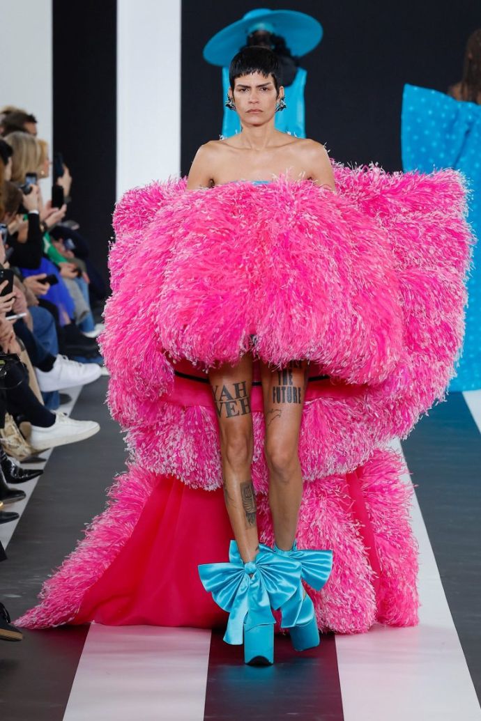 "Возникают вопросики к дизайнерам": ТОП-15 самых странных и абсурдных образов с Недели Моды в Париже