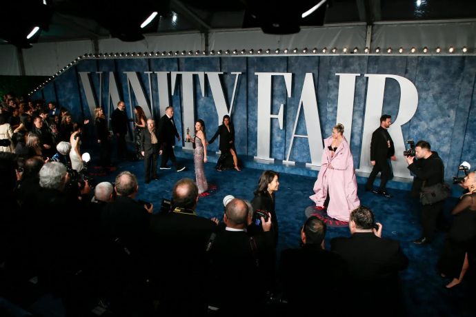 "Cвободу сиськам и попам!": Леди Гага, Эмили Ратаковски и Эшли Грэм появились перед папарацци почти обнаженными. ТОП-20 "голых" платьев звезд, открывающий вид на все их прелести на Оскаре и вечеринке Vanity Fair