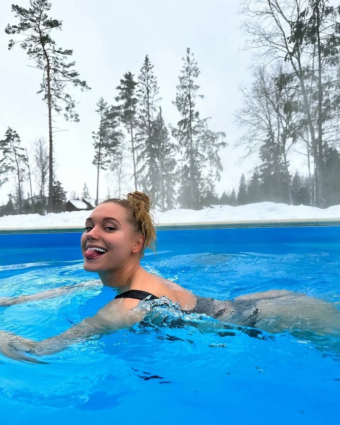 «Так без мужика и останется»: Кристина Асмус устроила горячую фотосессию в бассейне