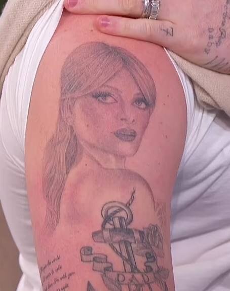 «Ума палата»: Бруклин Бэкхем сделал сотую татуировку, посвящённую жене Николе Пельтц