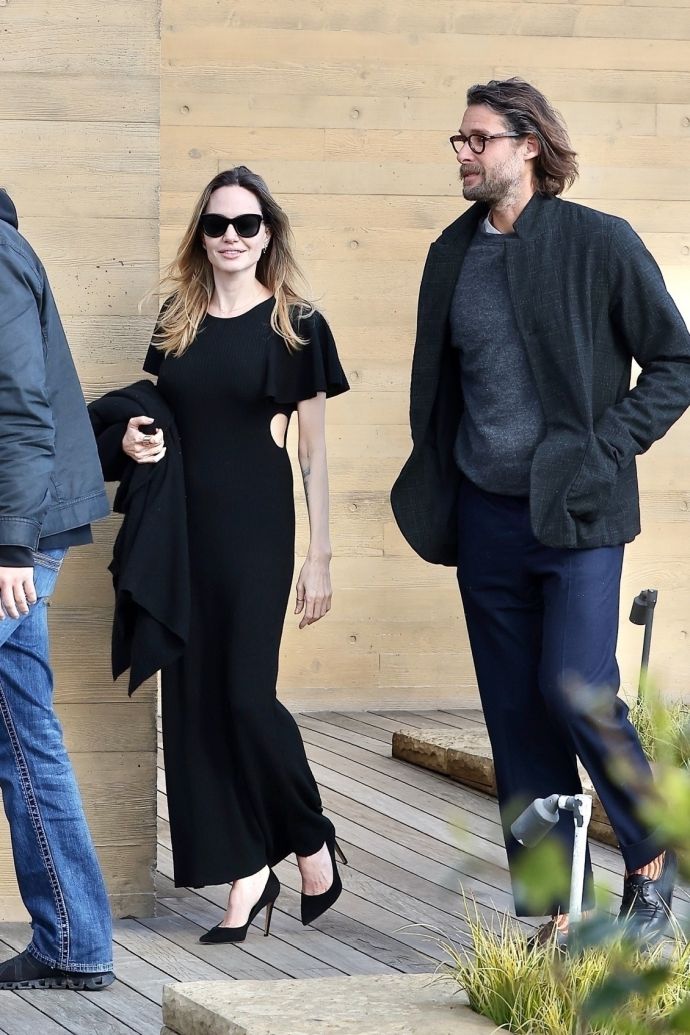 "Новый ухажер": папарацци засняли Анджелину Джоли  на прогулке с сыном одной из самых богатых семей в мире − Дэвидом Майером де Ротшильдом 