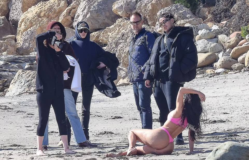 Красота требует жертв: Ким Кардашьян изрядно померзла во время фотосессии в бикини