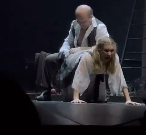 «Шалава!»: зрители спектакля осыпали оскорблениями Кристину Асмус