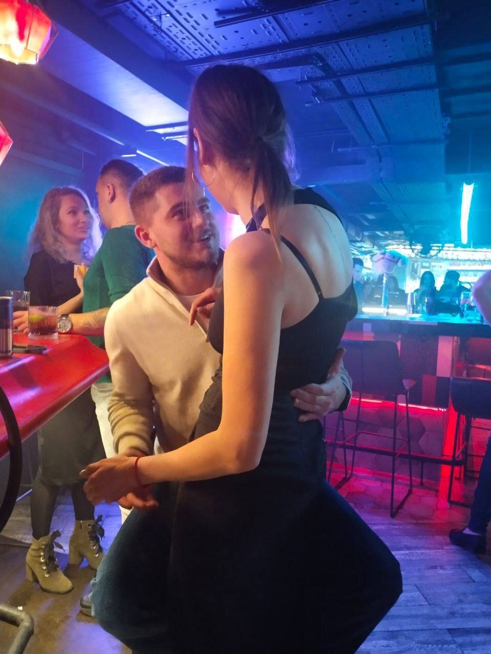 Алексе будет интересно: муж певицы Вячеслав Дайчев замечен за поцелуями с другой девушкой в ночном клубе