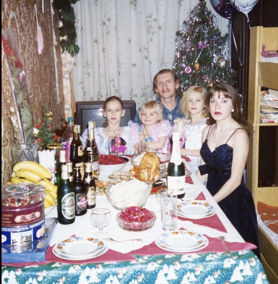 Пиво, «кура» и старый ковёр: Кристина Асмус показала, как её семья встречала Новый 1996 год