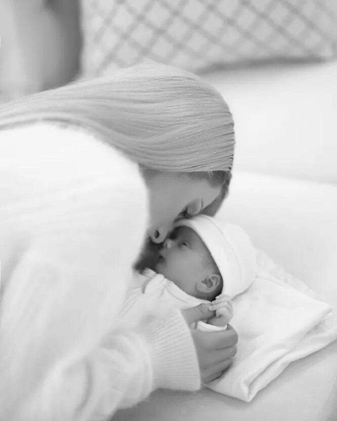 «Мамин день»: Пэрис Хилтон опубликовала снимки с первой фотосессии 2,5-месячного сына от суррогатной матери 