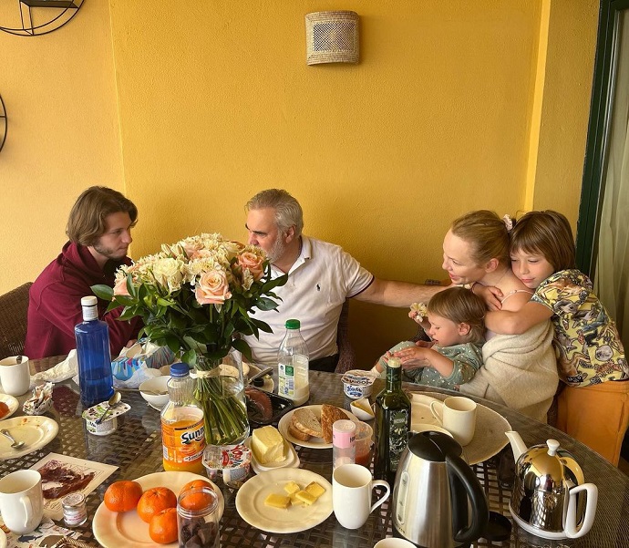 Валерий Меладзе возвратился в соцсети и показал всех своих детей от Альбины Джанабаевой
