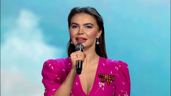 Постройневшая и элегантная Алина Кабаева появилась на публике в наряде, стоимость которого удивила