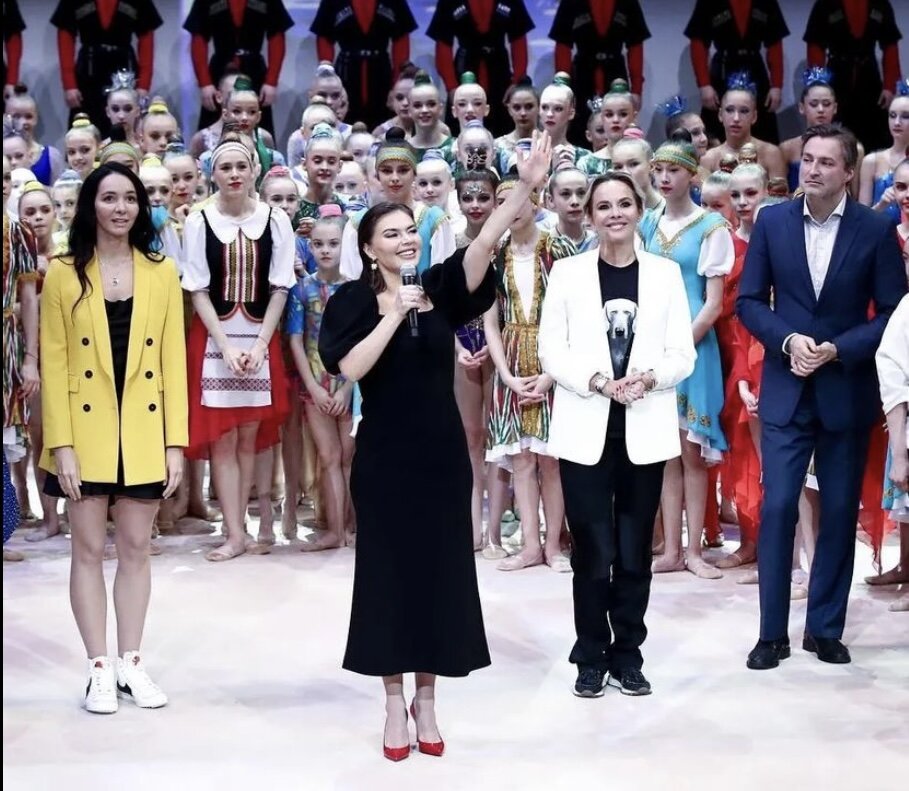 Постройневшая и элегантная Алина Кабаева появилась на публике в наряде, стоимость которого удивила