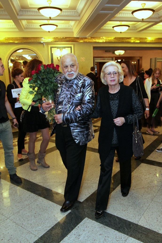 «Он со мной не разговаривает»: супруга 90-летнего Бедроса Киркорова прокомментировала развод из-за молодой любовницы