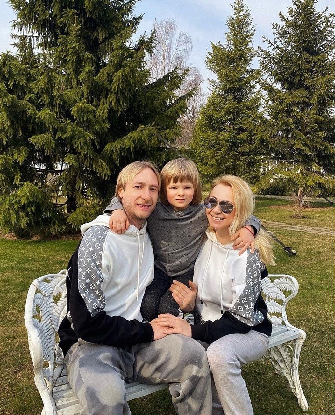 Гном Гномыч не рад: Яна Рудковская объявила о скором прибавлении в семье, чем очень расстроила сына