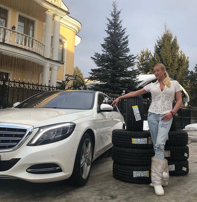 Автомобили Анастасии Волочковой попали под арест судебных приставов