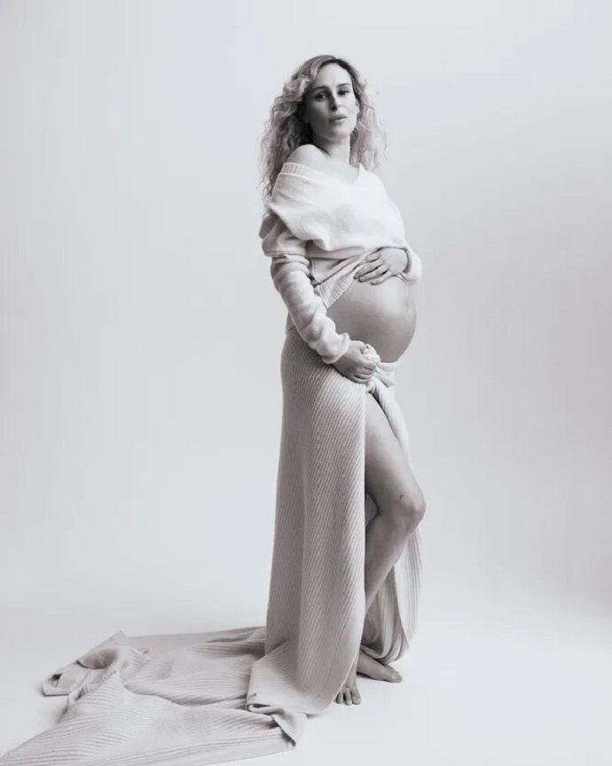 Беременная 34-летняя дочь Деми Мур и Брюса Уиллиса обнажилась, повторив культовое фото своей матери