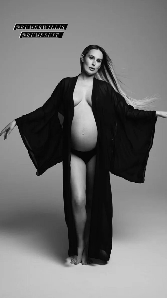 Беременная 34-летняя дочь Деми Мур и Брюса Уиллиса обнажилась, повторив  культовое фото своей матери