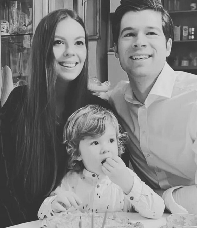 «В этот момент мы стали семьей»: Екатерина Стриженова поздравила с 35-летием старшую дочь, которая живет в США, и опубликовала фото с ее мужем и ребенком 