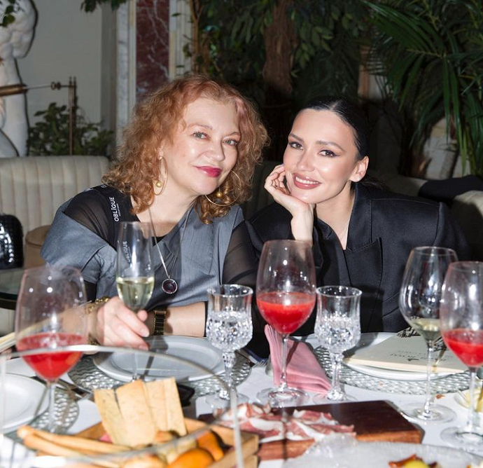 «Какие вы обе красивые»: Ольга Серябкина сделала фото с мамой в ресторане в день ее рождения
