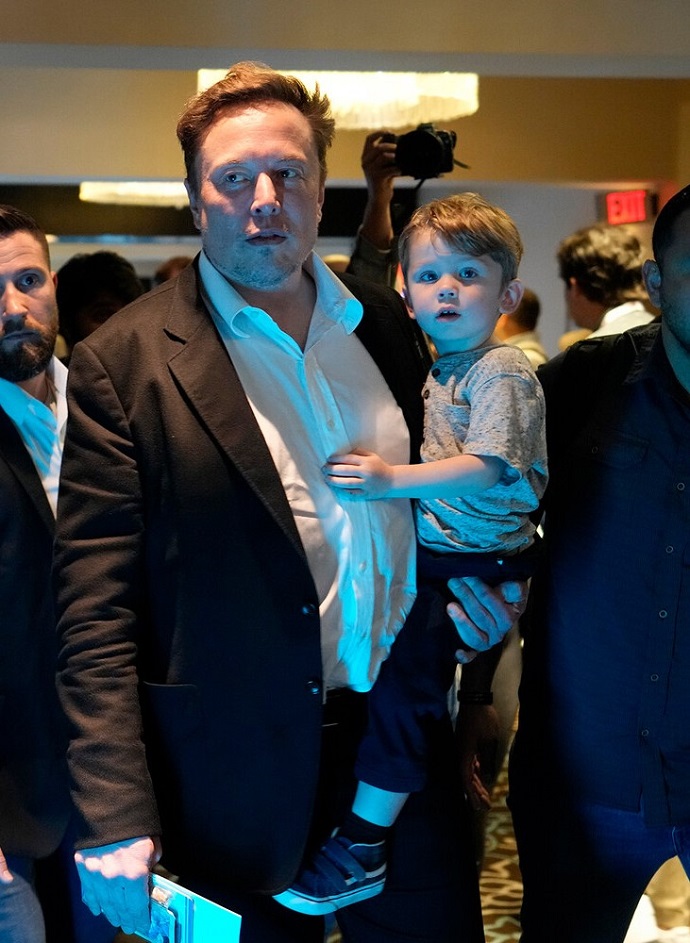 «Малыш переселит человечество на Марс»: Илон Маск вышел на сцену с 2-летним сыном во время официального мероприятия