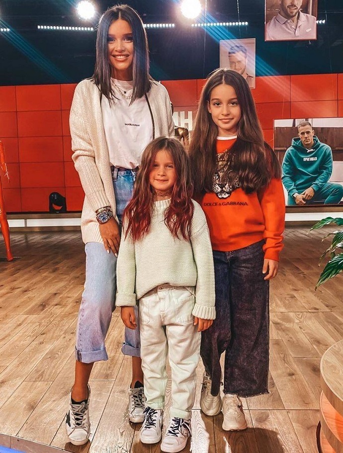 «Пусть у вас все будет, мои крошки»: Ксения Бородина подарила дочкам «Мерседес» для поездок в школу 
