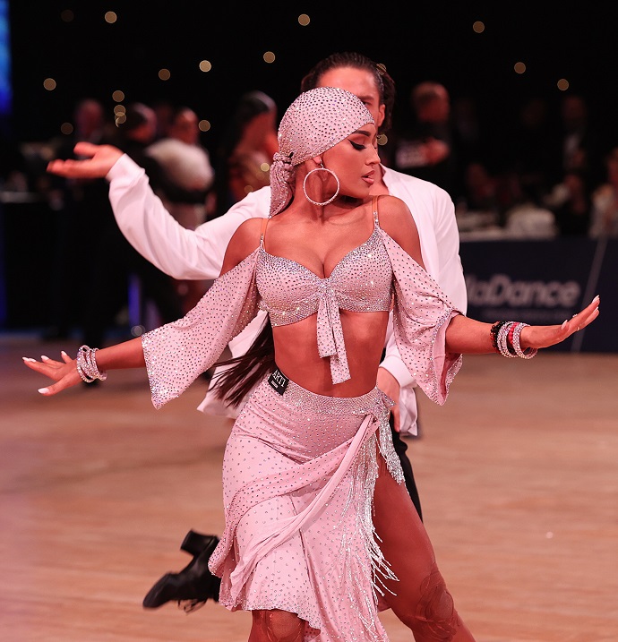 Блестящая пластика и бешеная энергетика: Мария Мельникова впечатлила судей и зрителей танцевального конкурса