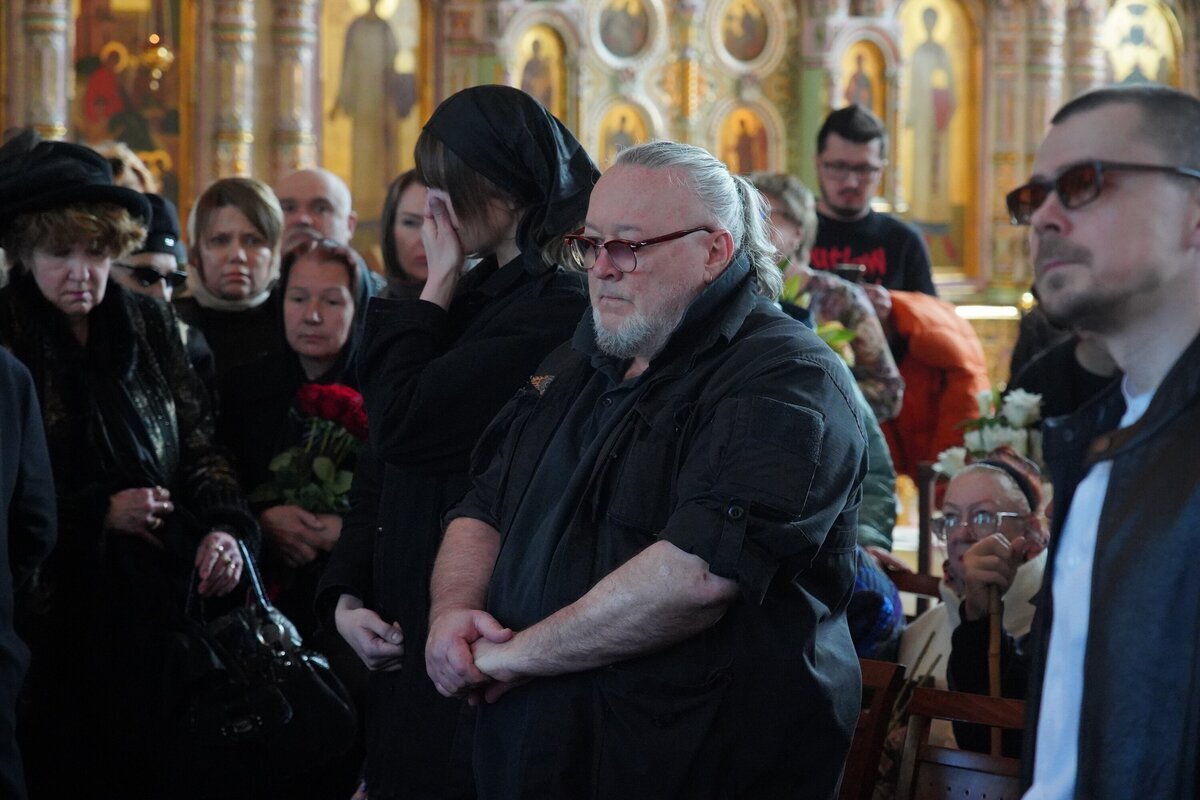 Сын Вячеслава Зайцева в неподобающем виде приехал на его похороны, а знаменитые друзья модельера не пришли вовсе