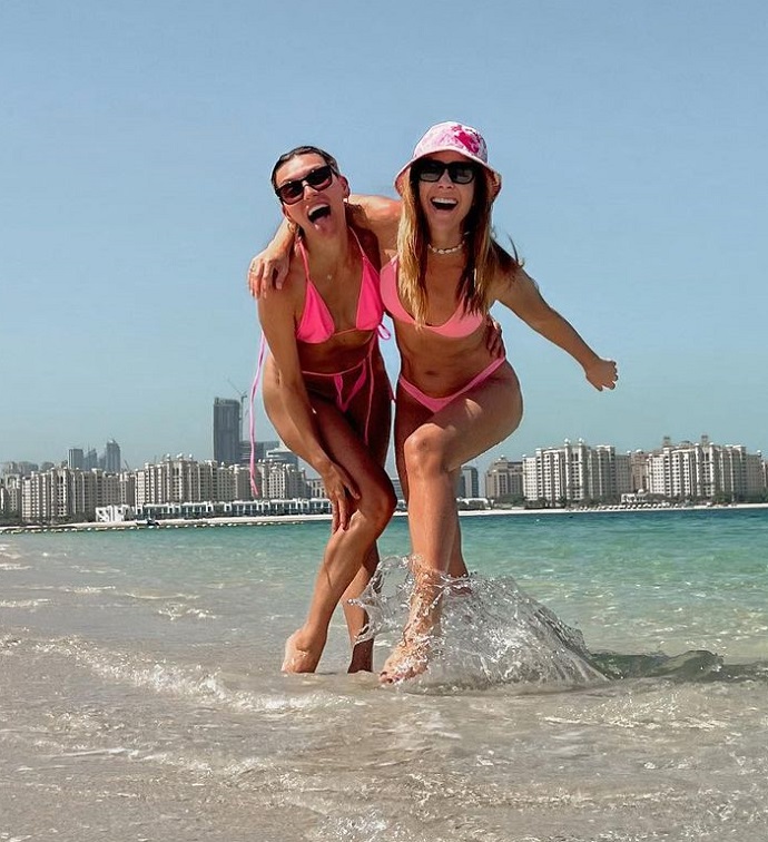 Регина Тодоренко и Наталья Подольская зажгли на дубайском пляже в розовых бикини