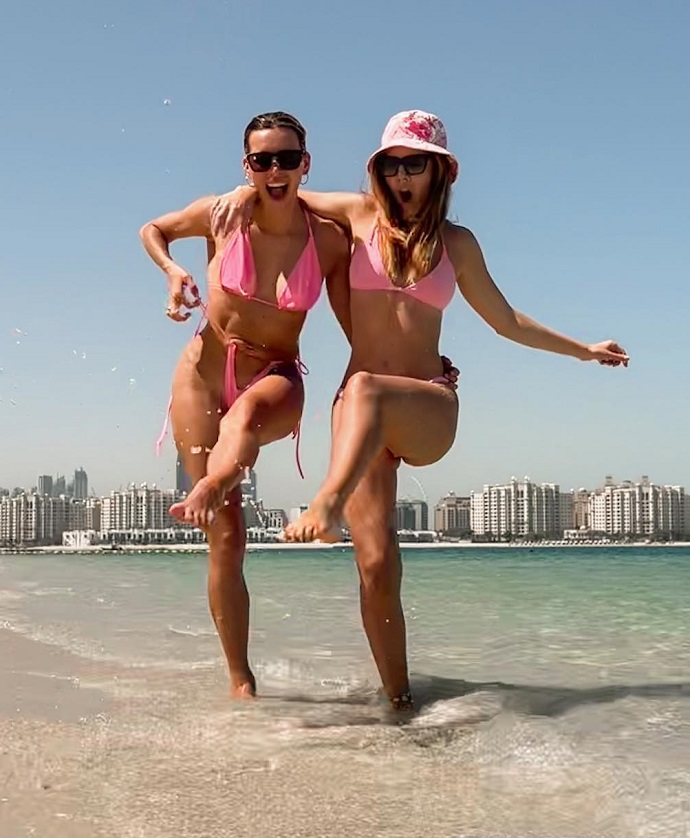 Регина Тодоренко и Наталья Подольская зажгли на дубайском пляже в розовых бикини